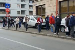 VIDEO Zeci de braşoveni stau buluc în faţa Casei de Pensii Braşov