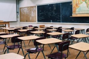 Măsurile de distanţare fizică şi reducerea riscului epidemiologic pentru profesori şi elevi, anunţate de Ministerul de Interne si cel al Munci