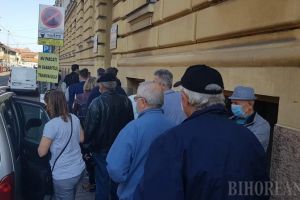 A venit relaxarea! Sute de orădeni s-au înghesuit să intre la Primărie încă de la primele ore ale dimineţii (FOTO / VIDEO)