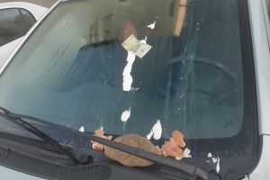Maşină vandalizată în Floreşti. I-a „lipit” bani şi ouă pe parbriz FOTO