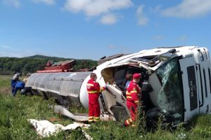 O cisternă cu lapte s-a răsturnat la Șieu Odorhei (FOTO)
