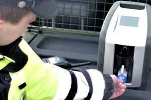 Șofer drogat şi fără permis, prins de poliţişti