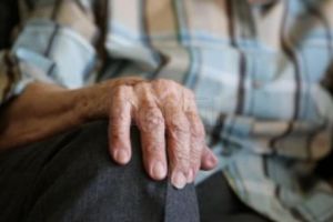 Autorităţile le recomandă persoanelor în vârstă limitarea deplasărilor şi evitarea ...
