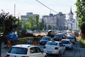 Revin ambuteiajele. Traficul auto s-a aglomerat în Oradea, odată cu ridicarea restricţiilor de circulaţie (FOTO / VIDEO)