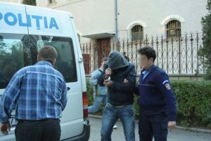 Doi tineri reţinuţi de poliţişti. Au intrat într-o casă din Negreşti şi au furat 3.000 de lei