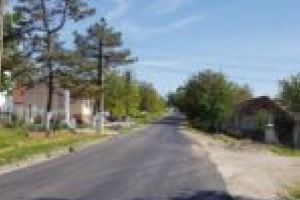 Asfalt proaspăt pe un drum judeţean din Caraş-Severin. Până la modernizarea pe bani europeni, lucrările de reparaţii vor viza alţi 9 kilometri
