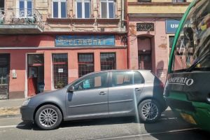 Traficul a revenit la „NORMAL” în Arad. Tramvai BLOCAT de o maşină parcată