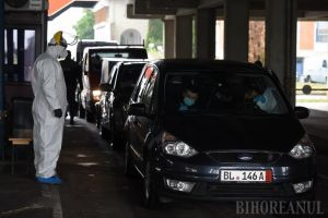 Continuă repatrierea: Aglomeraţie şi luni la frontiera Borş. Sunt atât de multe maşini încât se aşteaptă la coadă 2 ore