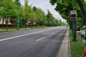 Un sistem de indicare a vitezei de deplasare a autovehiculelor a fost montat pe un bulevard din Braşov