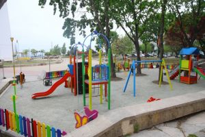 Echipele Primariei Constanta reamenajeaza locul de joaca din Piateta Far