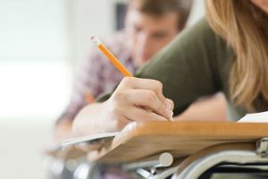 Bursa virtuală – Elevii care sunt activi la cursurile online pot primi ajutor lunar