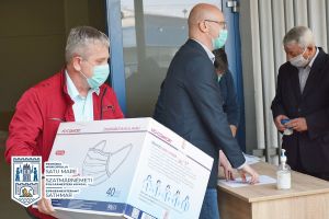 FOTO. Primăria Satu Mare a început împărţirea măştilor. Cine au fost primii beneficiari