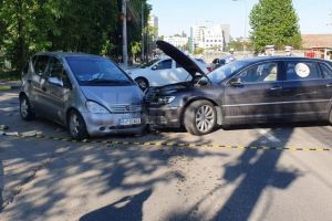 Accident între două şoferiţe, în faţa poliţiei judeţene