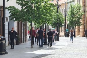 Sibienii preferă înghesuiala din centrul oraşului – Nu respectă recomandările autorităţilor