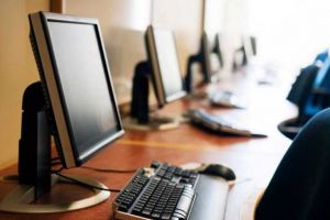 Calculatoare gratuite pentru 12 copii dintr-o localitate din Alba, din partea unui fost absolvent al şcolii, pentru a putea participa la şcoala online