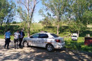 FOTO & VIDEO Bărbat în stare de inconştienţă din zona de agrement Pacea din Botoşani. Maşini de poliţie şi ambulanţă la faţa locului