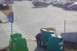 Locuitorii din Dumbrăviţa, urmăriţi când aruncă gunoiul! Au fost montate camere de supraveghere lângă recipientele de colectare