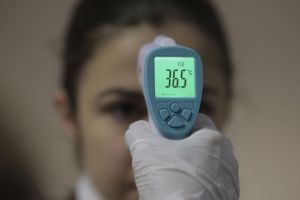 Avocat: ,,Este ilegală procedura prin care un paznic măsoară temperatura corporală a oamenilor la intrarea în magazine”