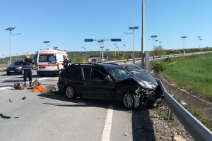 FOTO Accident mortal! Două maşini s-au ciocnit violent