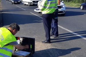 ACUM: Coliziune între un autocamion şi un autoturism, pe şoseaua Vrancei