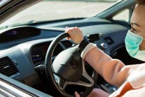 Când trebuie să purtăm masca în maşină şi de ce e important să lăsăm geamurile întredeschise