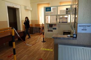 Reguli stricte de distanţare şi protecţie la Serviciul Paşapoarte Suceava