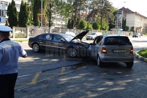 Accident între două şoferiţe, în faţa poliţiei judeţene