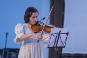 Lovită de o boală rară, o violonistă de 36 de ani din Sfântu Gheorghe a uitat aproape totul, mai puţin muzica