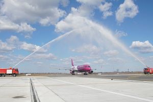 WIZZ AIR SĂRBĂTOREȘTE 16 ANI DE ZBOR.   Cu ocazia aniversării a 16 ani pasagerii beneficiază de reduceri de 16% la tarifele biletelor