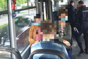 Jandarmii bistriţeni verifică dacă oamenii poartă măşti în autobuze şi magazine