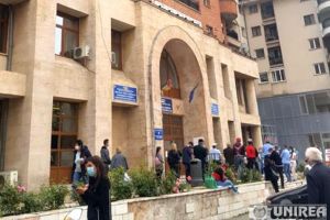 FOTO| Zeci de oameni la coadă la Evidenţa Populaţiei şi Permise de Conducere Alba Iulia. Culoar special pentru accesul în clădire