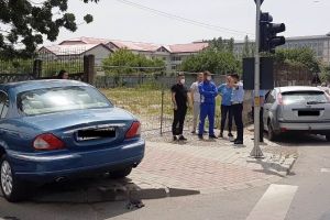 FOTO – ACUM: Două autoturisme s-au ciocnit pe o stradă din Focşani