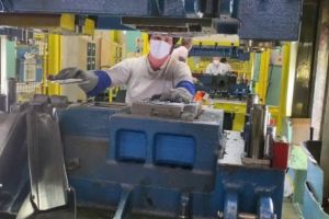 ANGAJAŢII DACIA VÂND MĂŞTILE PRIMITE ŞI ÎŞI BAGĂ PICIOARELE ÎN CHIUVETĂ