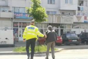 VIDEO Un poliţist din Botoşani a oprit traficul pe o stradă ca să ajute un bătrân să traverseze