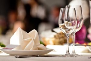 Restaurantele s-ar putea REDESCHIDE din 30 iunie: La o masă vor sta cel mult 8 persoane şi distanţare de 2 metri între mese