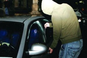 Un tânăr a spart şase maşini din care a furat mai multe bunuri