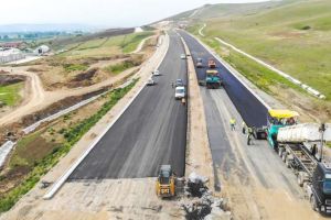 Video| Pe autostrada A10 Sebeş-Turda lotul 2, un Aktor mai grăbit: Asfaltări în tandem cu două finisoare