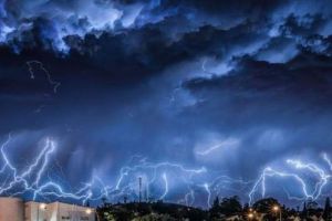 Cod galben de ploi torenţiale şi vijelii valabil până joi la Sibiu