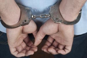 Un tânăr bihorean a fost prins de două ori pe motocicletă fără permis. Cum a vrut să scape de poliţişti şi ce au decis judecătorii
