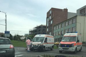 Accident în Cluj, o ambulanţă intrată pe roşu, coliziune cu un Audi