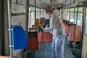 Dezinfecţie în mijloacele de transport în comun şi staţii, precum şi în pieţele agroalimentare din Iaşi – FOTO