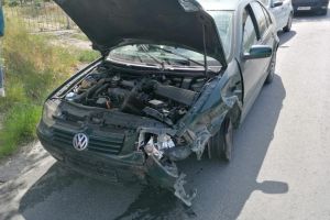 Judetul Tulcea: Șofer ranit dupa ce a incercat sa evite un accident si a ajuns cu masina intr-un stalp