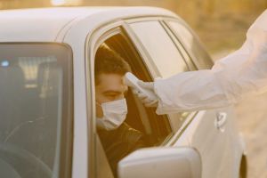 SINGURA SITUAȚIE ÎN CARE MASCA TREBUIE PURTATĂ ÎN MAȘINA PERSONALĂ CA SĂ NU TE INFECTEZI CU NOUL CORONAVIRUS! RAED ARAFAT: “GEAMURILE AR TREBUI LĂSATE ÎNTREDESCHISE”