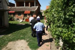 TRIMIS ÎN ŞOMAJ, ANGAJATUL S-A SPÂNZURAT!