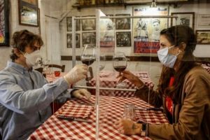 Când şi în ce condiţii se vor redeschide restaurantele. Mese distanţate, clienţi în număr restrâns