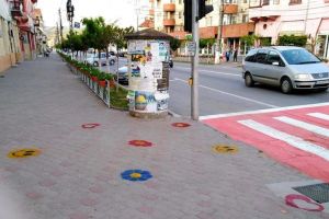 FOTO| Flori pictate pe trotuare la Aiud pentru a respecta distanţa socială între cetăţeni şi la trecerile de pietoni