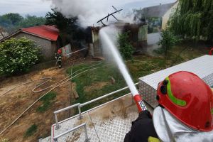 Casă distrusă de flăcări în localitatea timişeană Peciu Nou