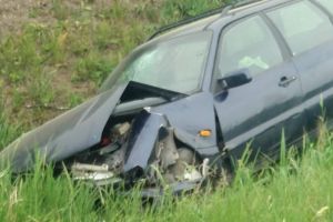Șofer rănit după ce a pierdut controlul volanului şi a ieşit cu maşina din decor, în Timiş
