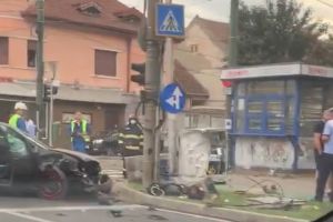 Haos provocat de un şofer beat, într-o intersecţie din Timişoara: a intrat într-o maşină, apoi s-a oprit în stâlp