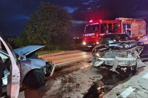 Două maşini s-au ciocnit violent la ieşirea din Suceava spre Plopeni